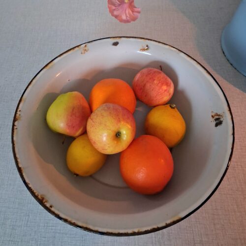 Fint hvidt emaljefad med patinering