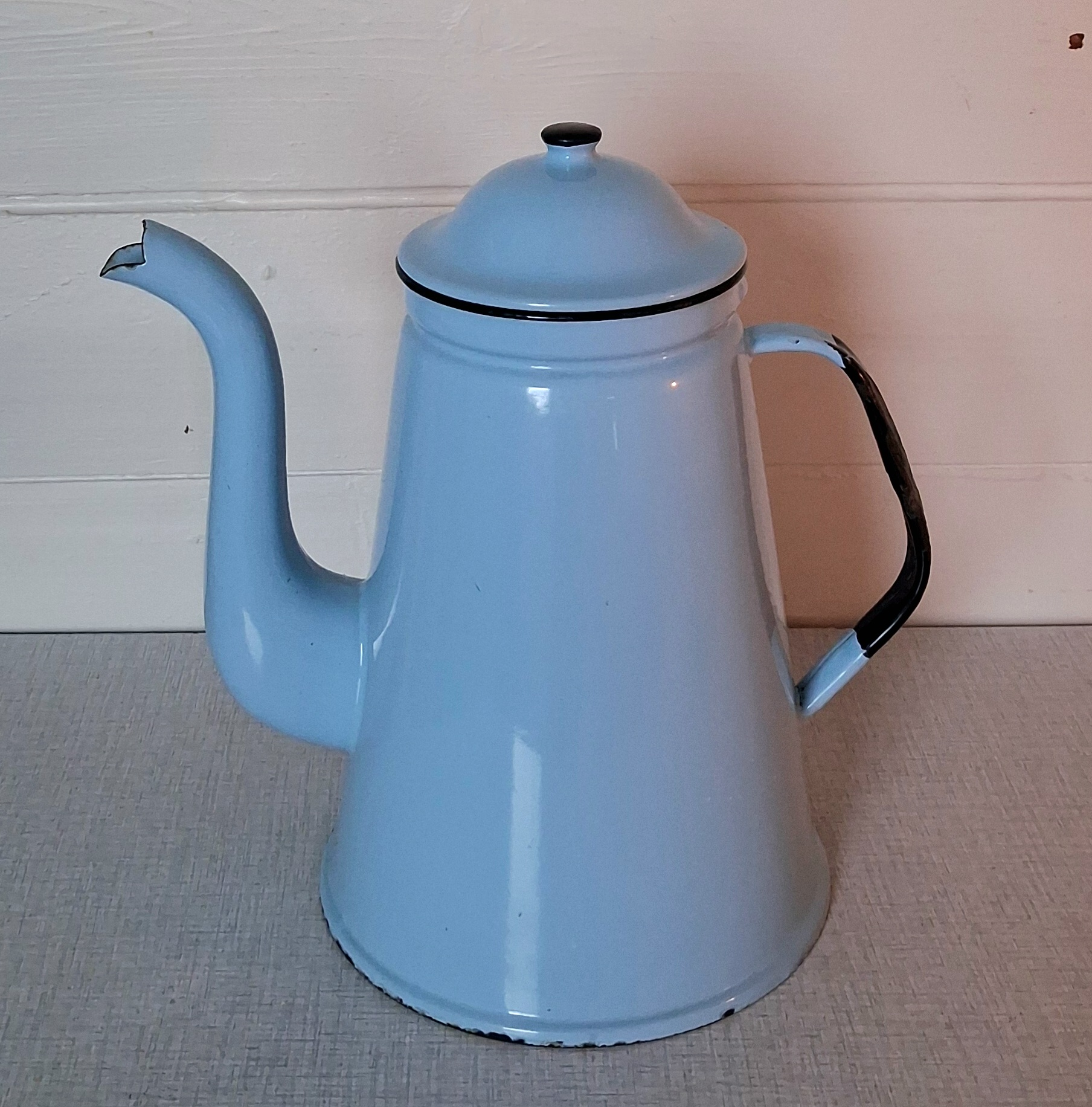 Flot lyseblå emalje kaffekande med låg