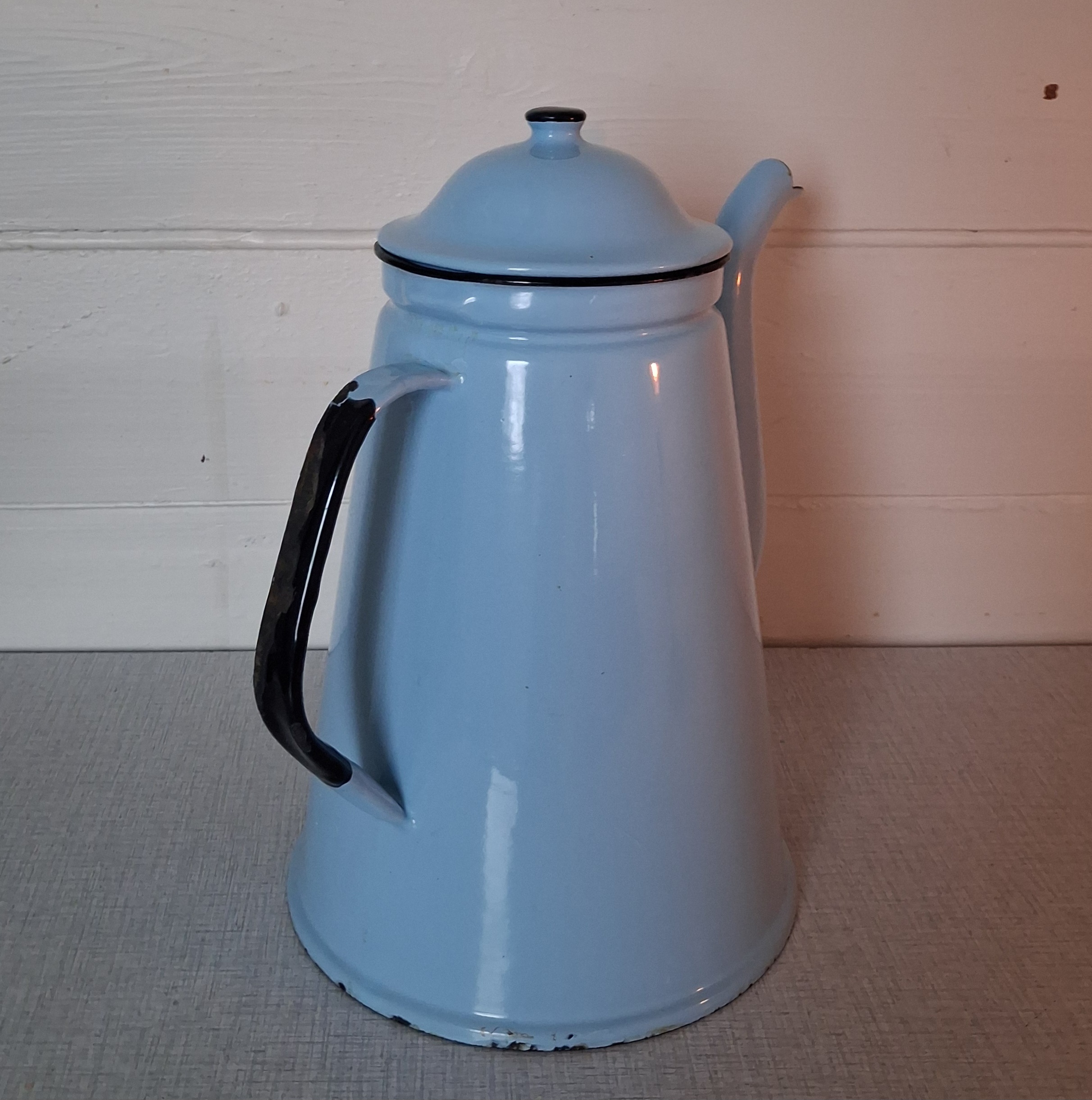 Flot lyseblå emalje kaffekande