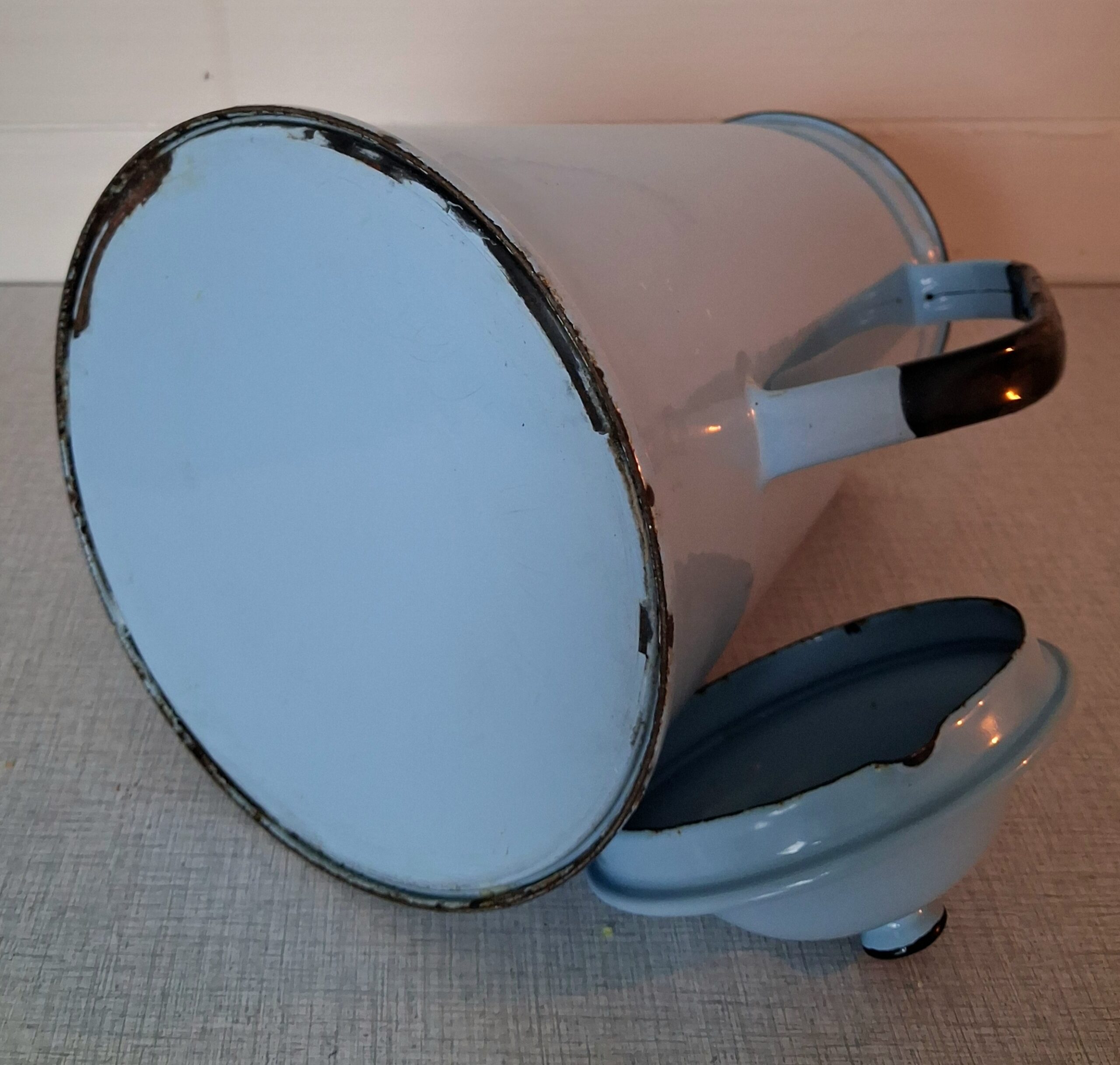 Flot lyseblå emalje kaffekande med låg