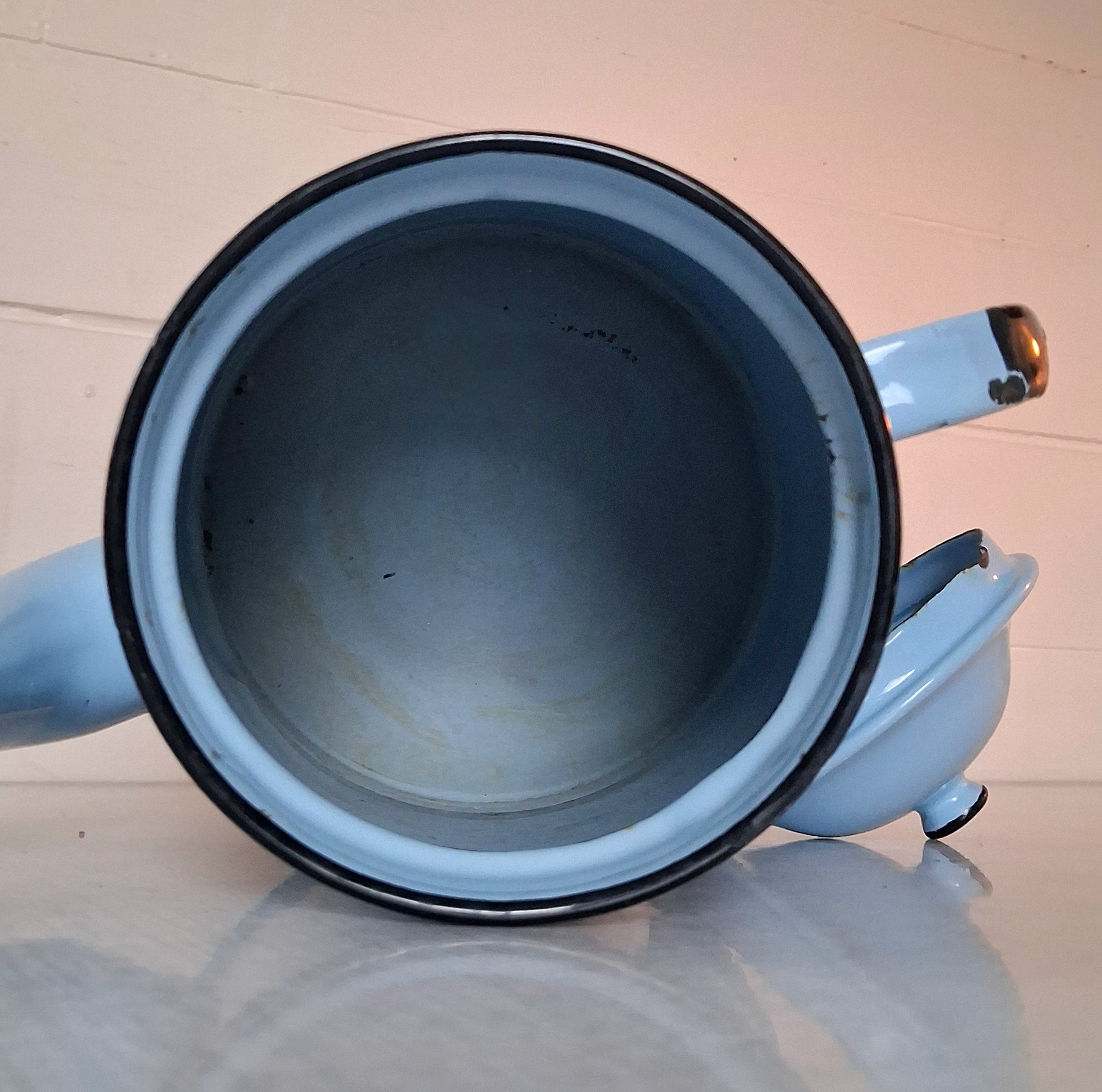Flot lyseblå emalje kaffekande med låg
