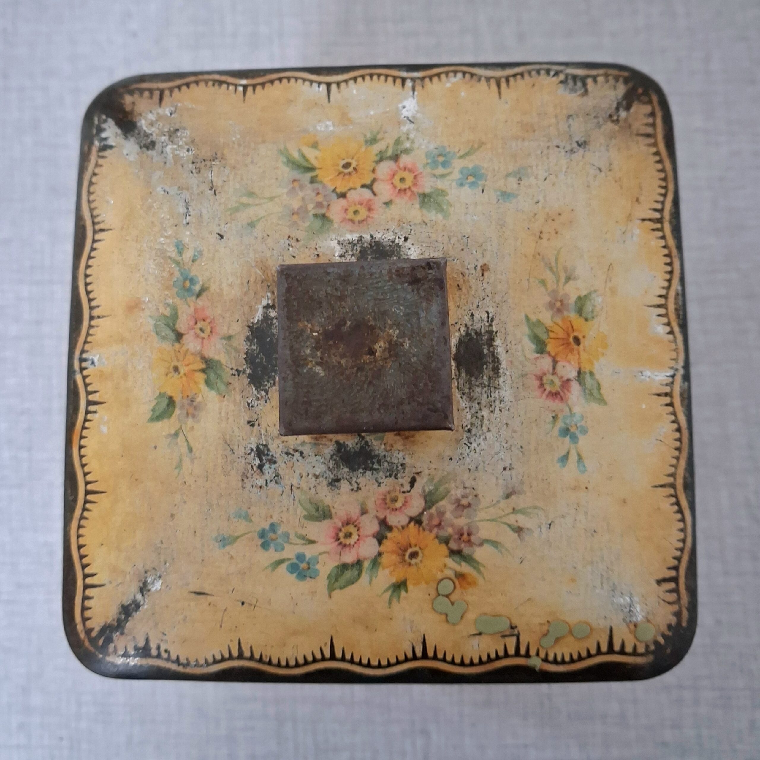 Romantisk gammel dåse med patina