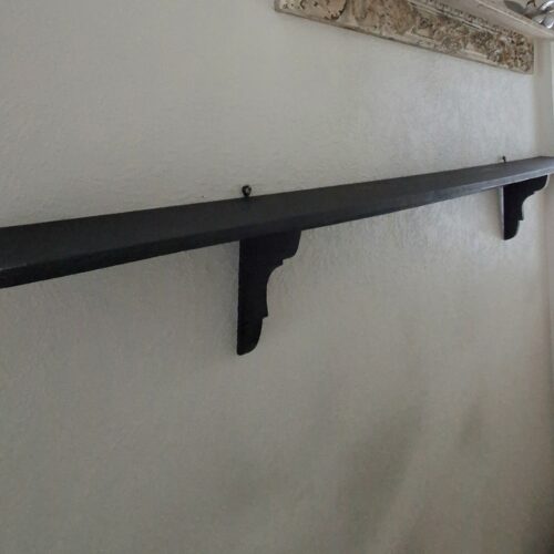 Meget lang gammel hylde med stang – i fin stand