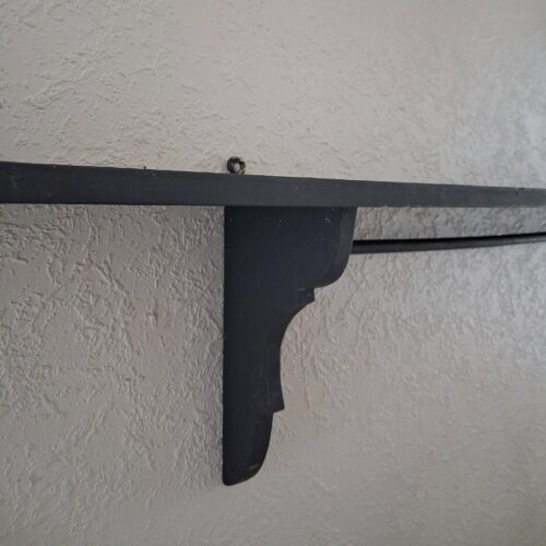 Meget lang gammel hylde med stang – i fin stand