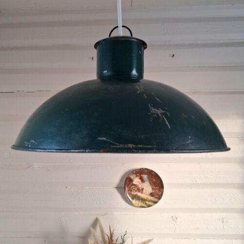 Flot grøn metal værkstedslampe med skøn patina