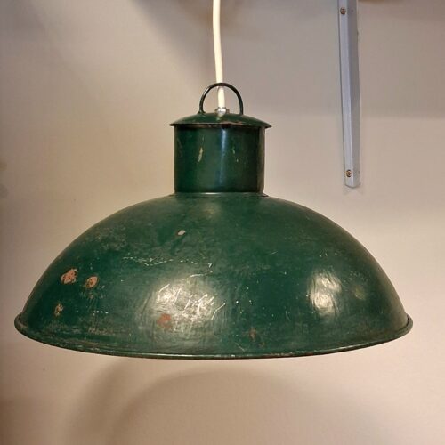 Flot grøn metal værkstedslampe med skøn patina