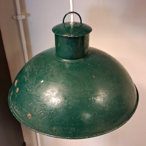 Flot grøn metal værkstedslampe med skøn patina