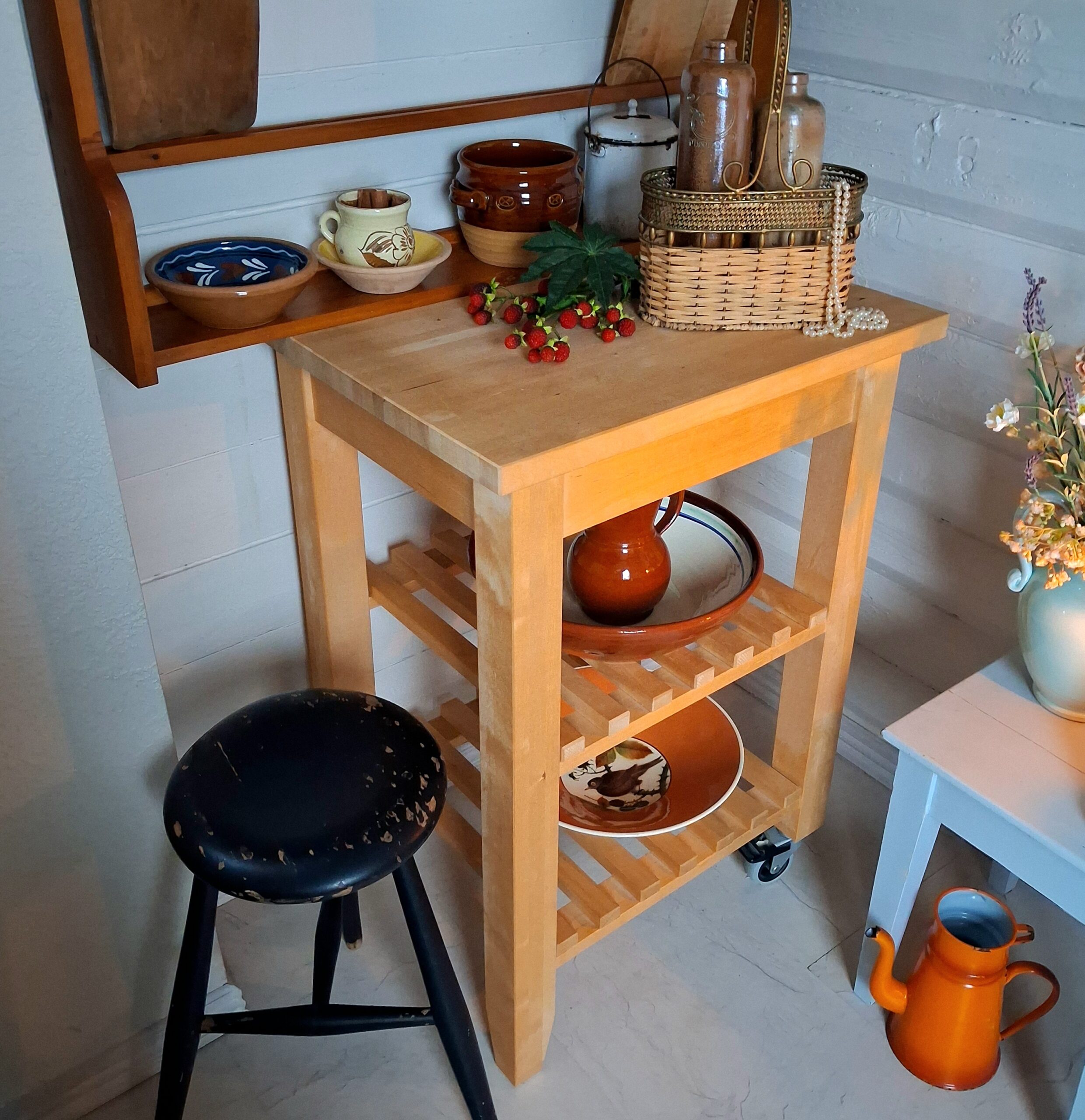 Robust rullebord med 2 hylder og hjul med bremser