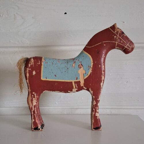 Flot gammel hest i træ – fængselslegetøj