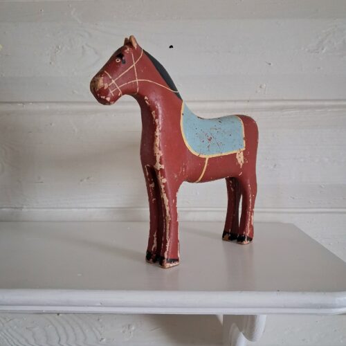 Flot gammel hest i træ – fængselslegetøj