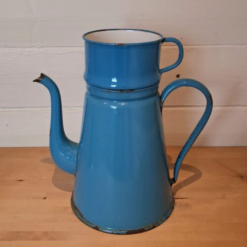 Flot stor blå emalje kaffekande med tragt og filter