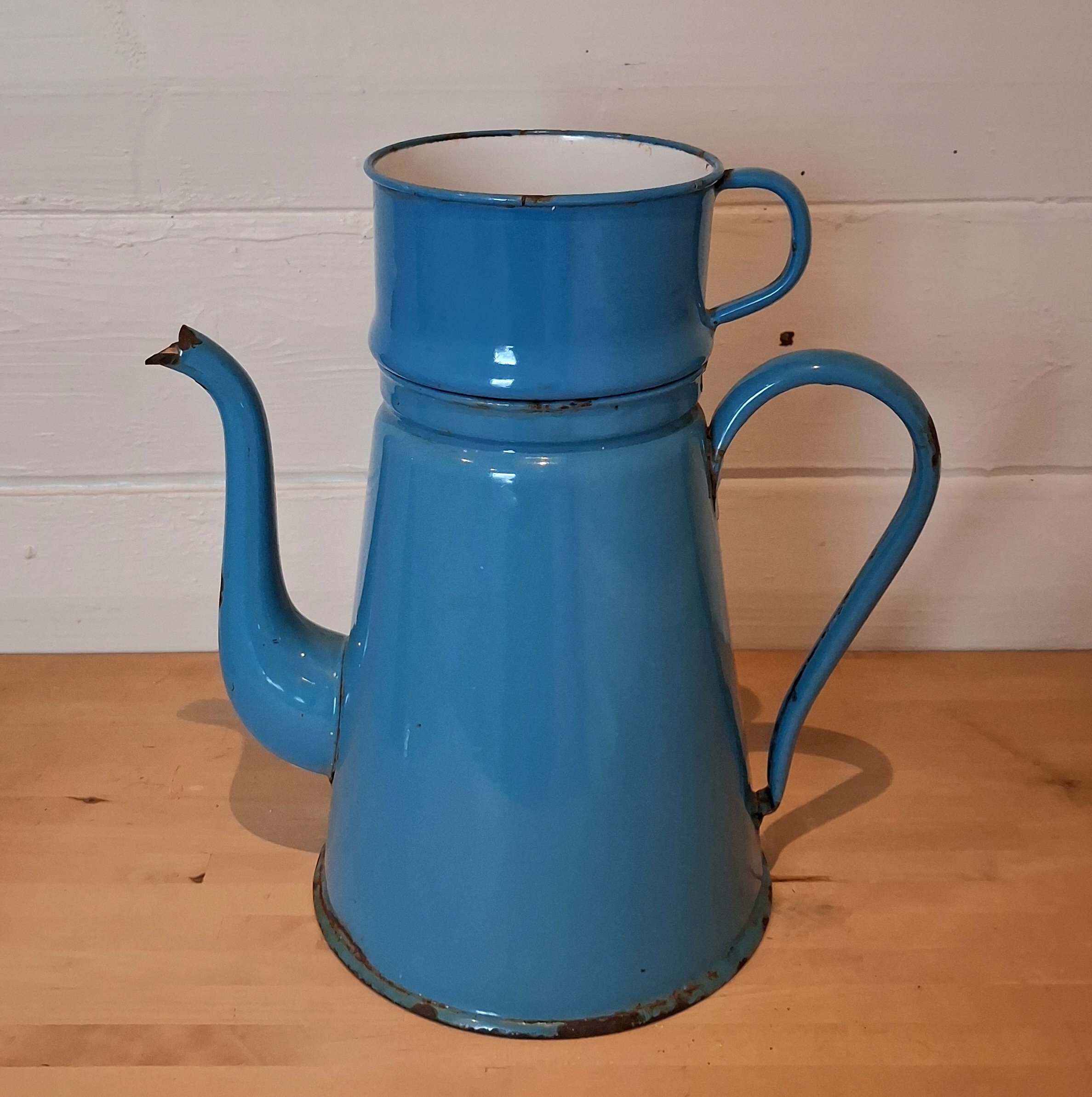 Flot stor blå emalje kaffekande med tragt og filter i stof