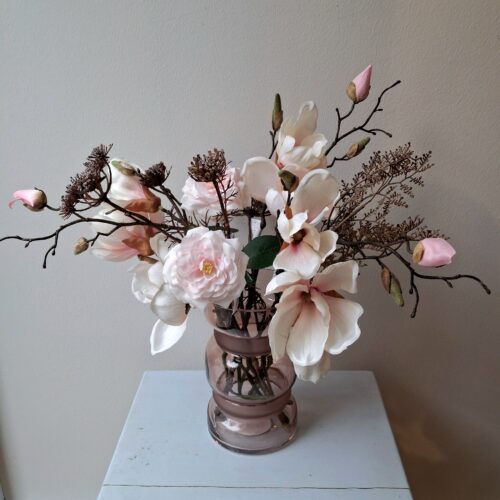 Skøn buket med Magnolier og Roser