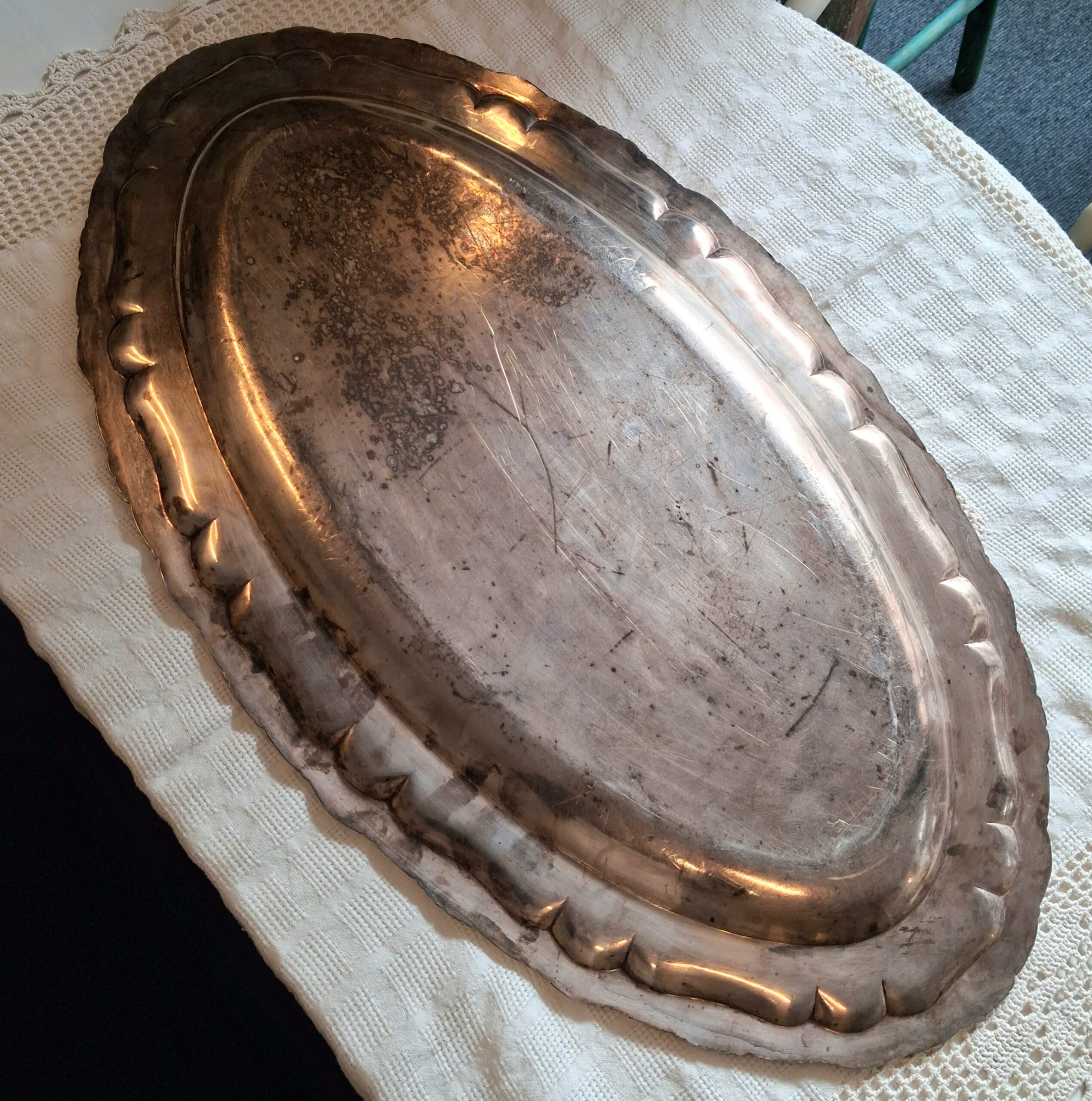 Kæmpestort ovalt fad i pletsølv