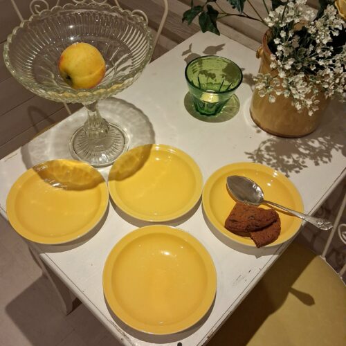 Fine gule Aluminia kagetallerkener “Susanne” – sæt 4 stk.