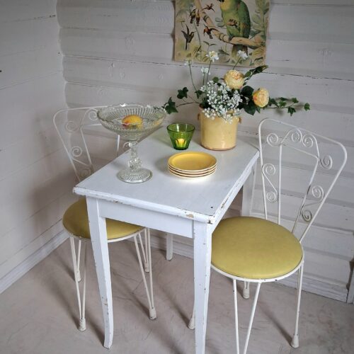 Svensk hvidmalet bord med smukke spidse ben