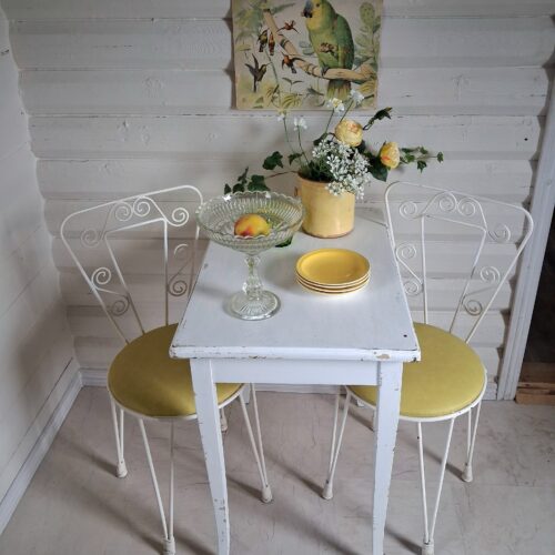 Svensk hvidmalet bord med smukke spidse ben