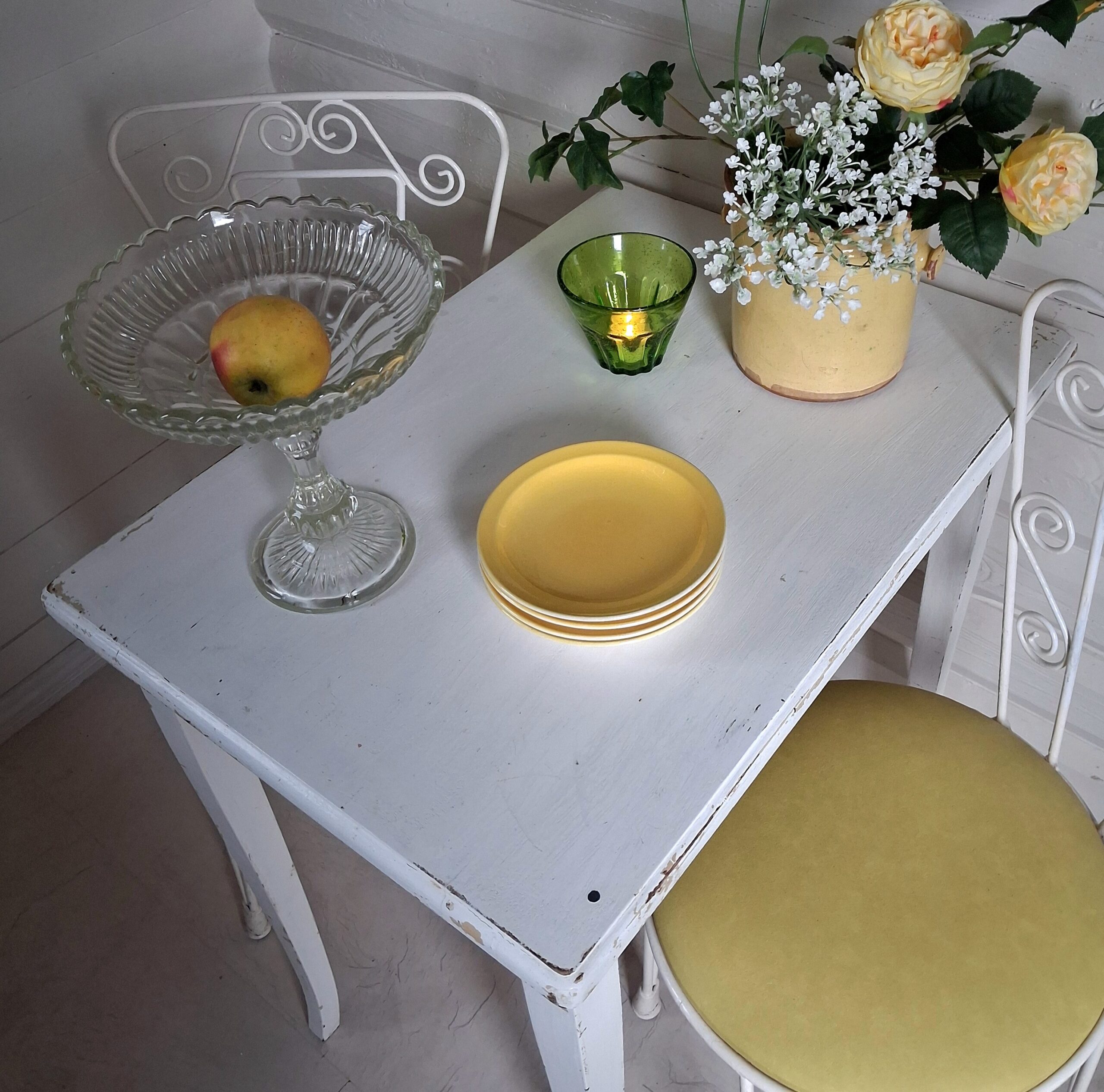 Svensk hvidmalet bord med smukke spidse ben