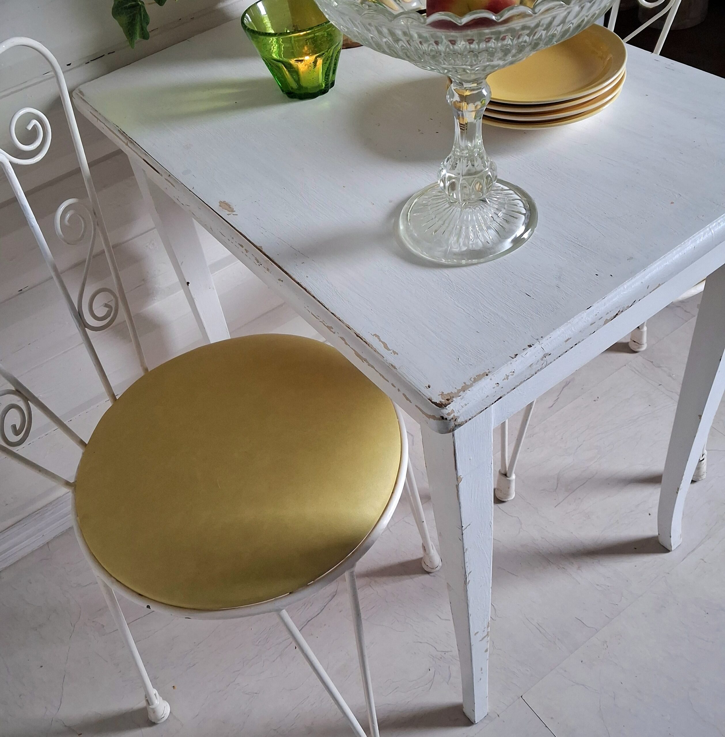 Svensk hvidmalet bord