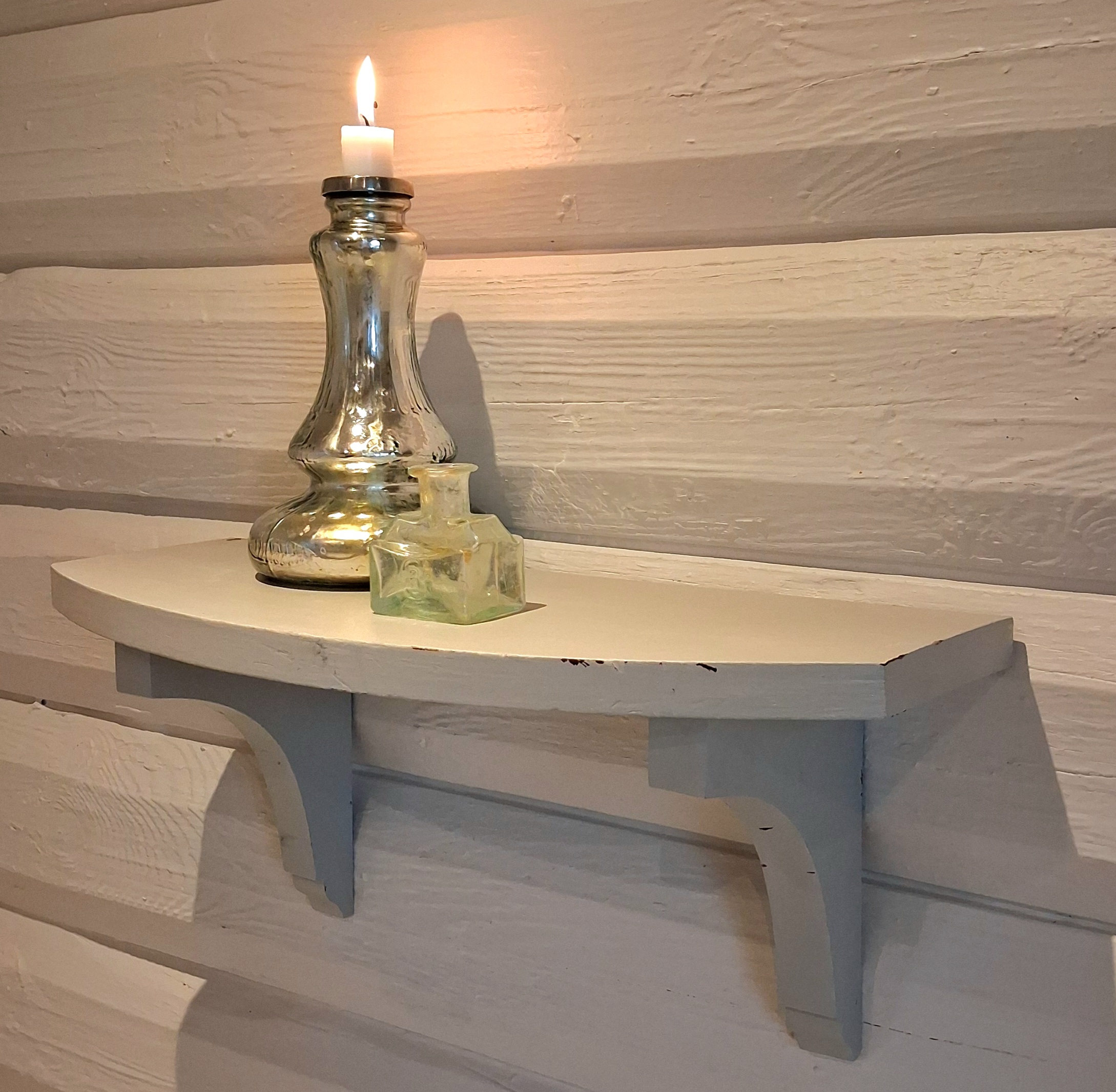 Gammel lysegrå hylde