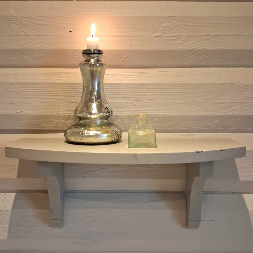 Gammel lysegrå hylde – i fin stand