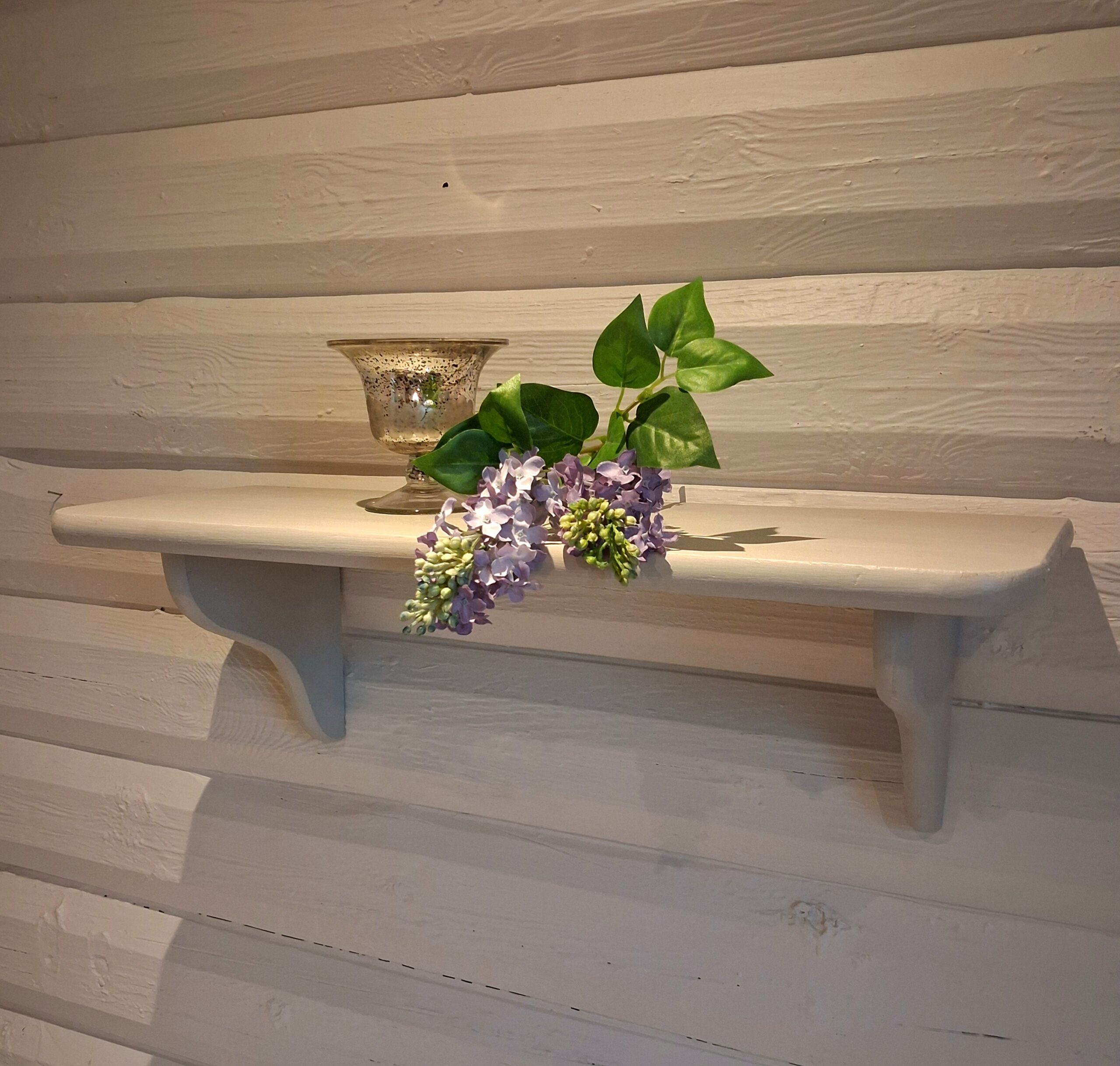 Flot lysegrå hylde - i fin stand