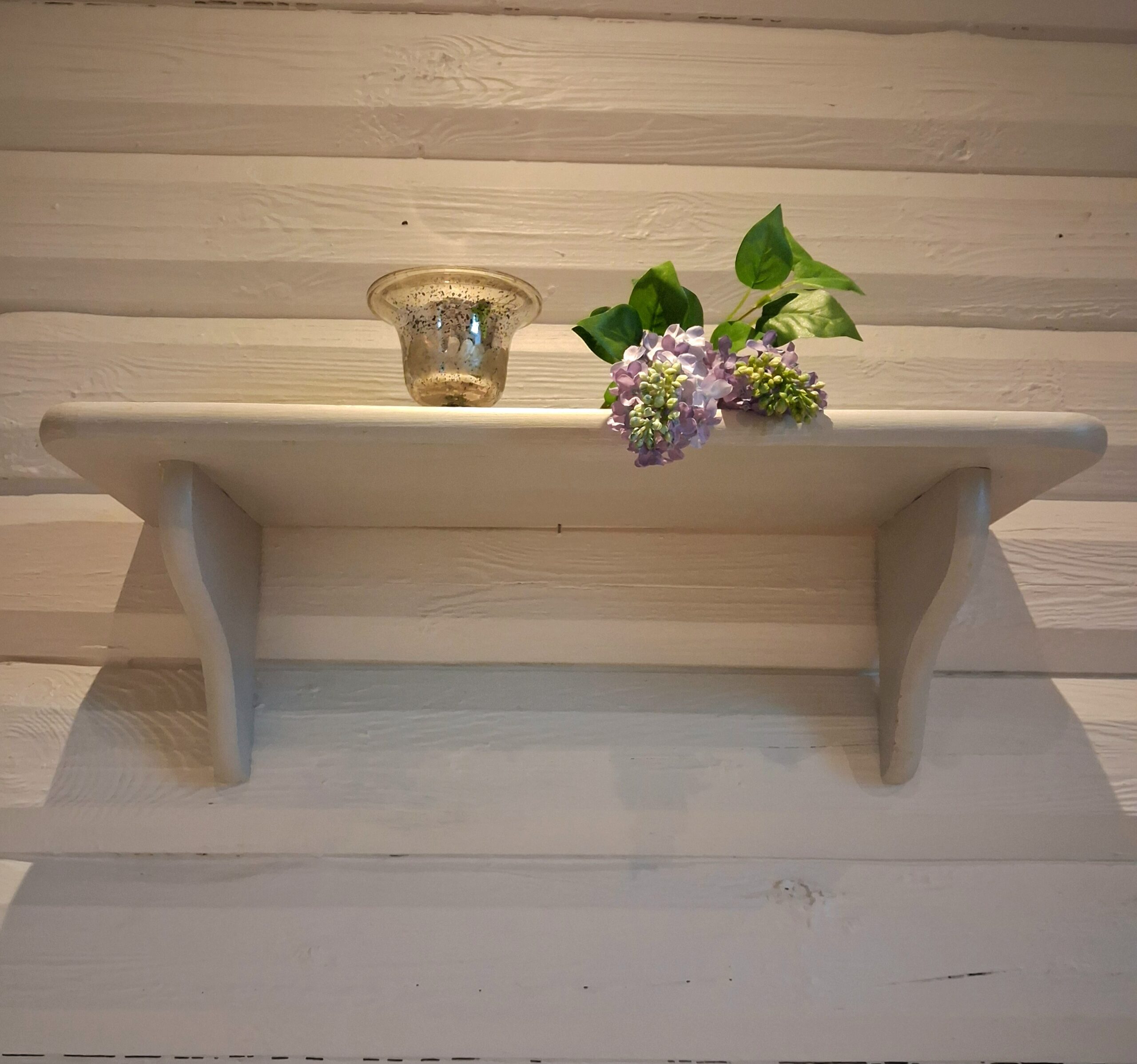 Flot lysegrå hylde