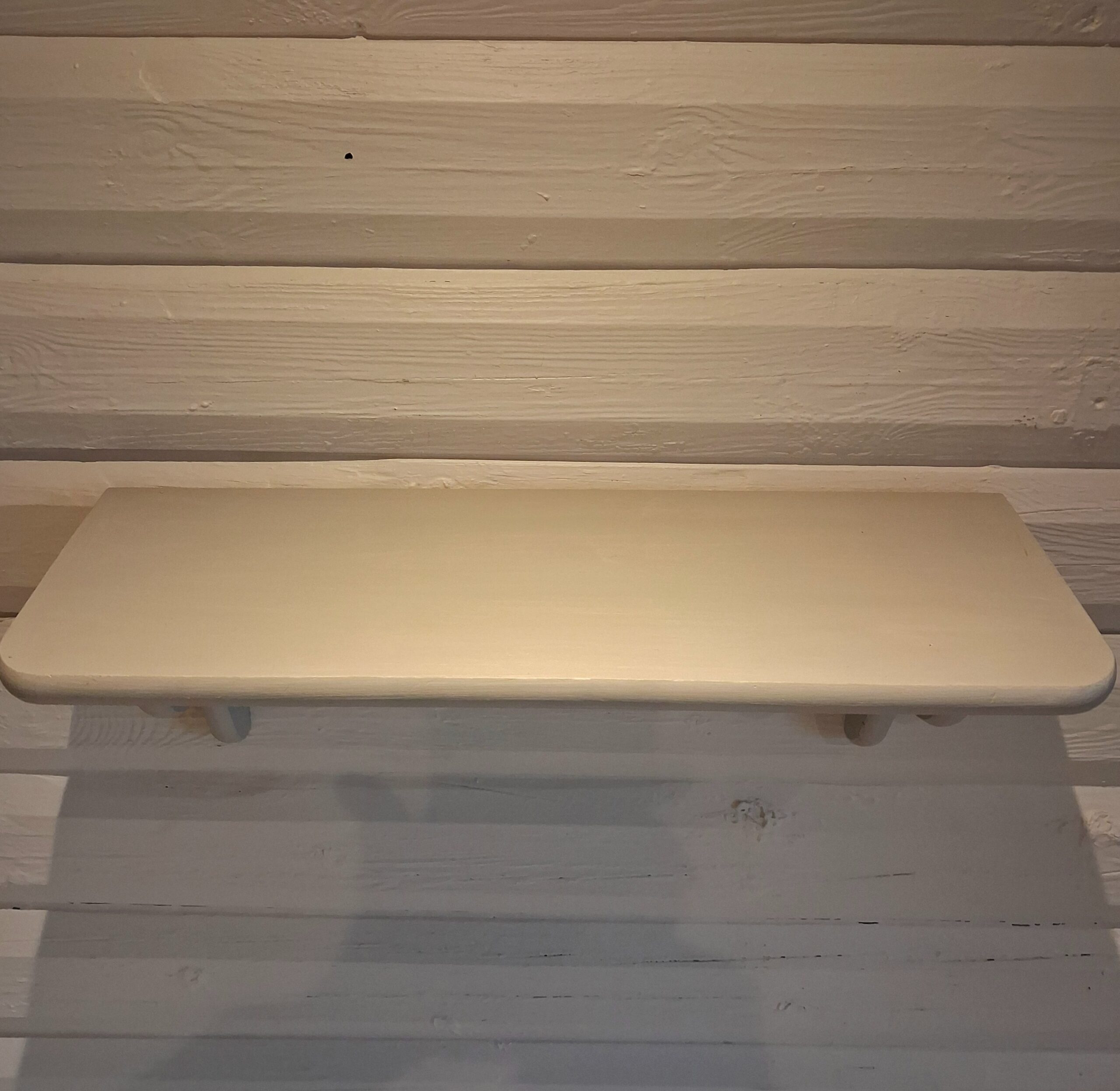 Flot lysegrå hylde