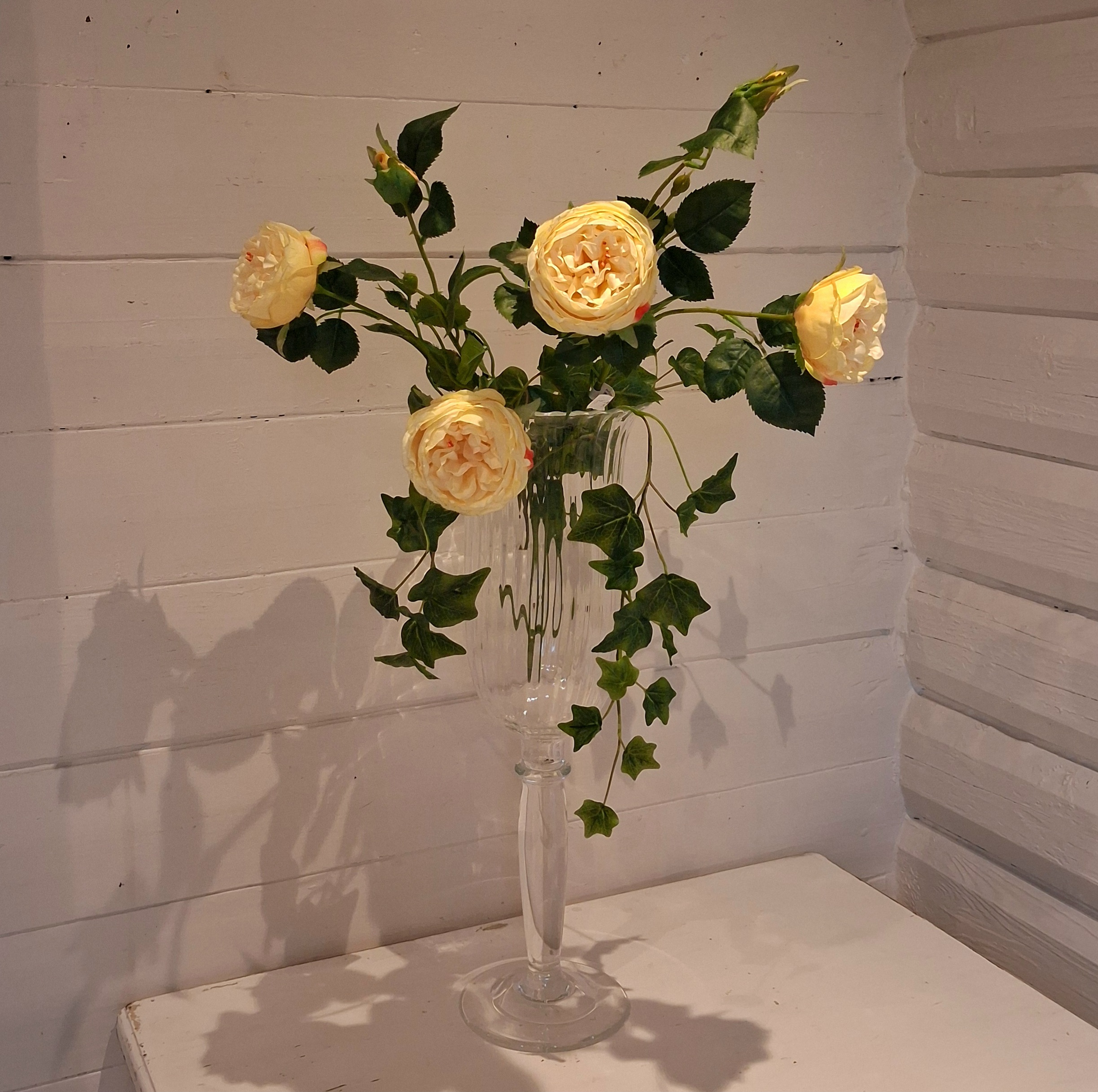 Smuk glasvase på høj stilk i elegant facon