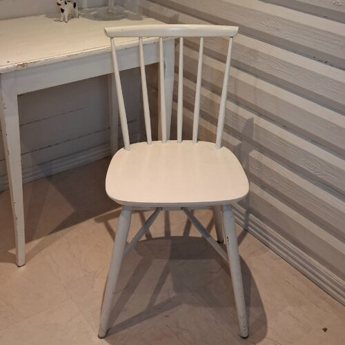 Flot hvidmalet tremmestol – i fin stand