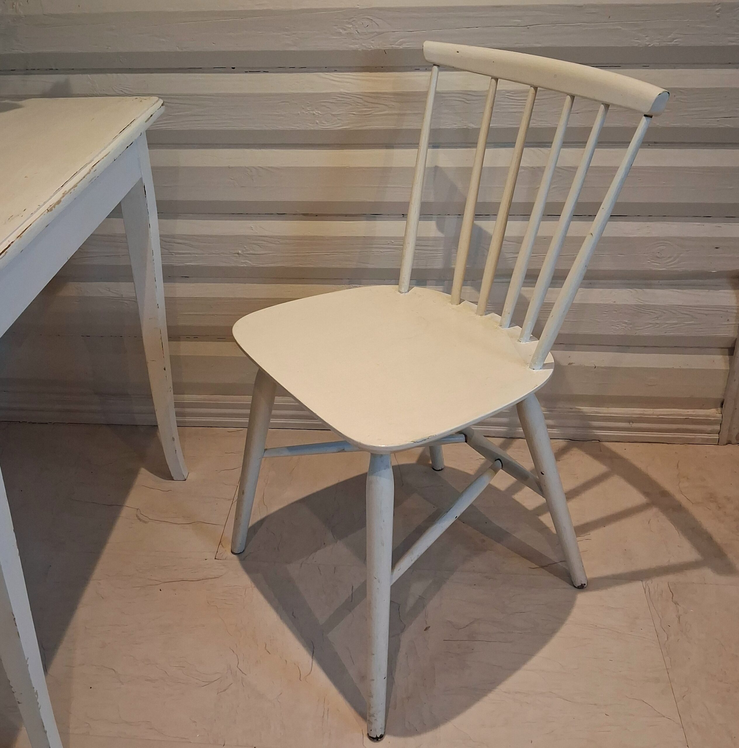 Flot hvidmalet tremmestol - i fin stand