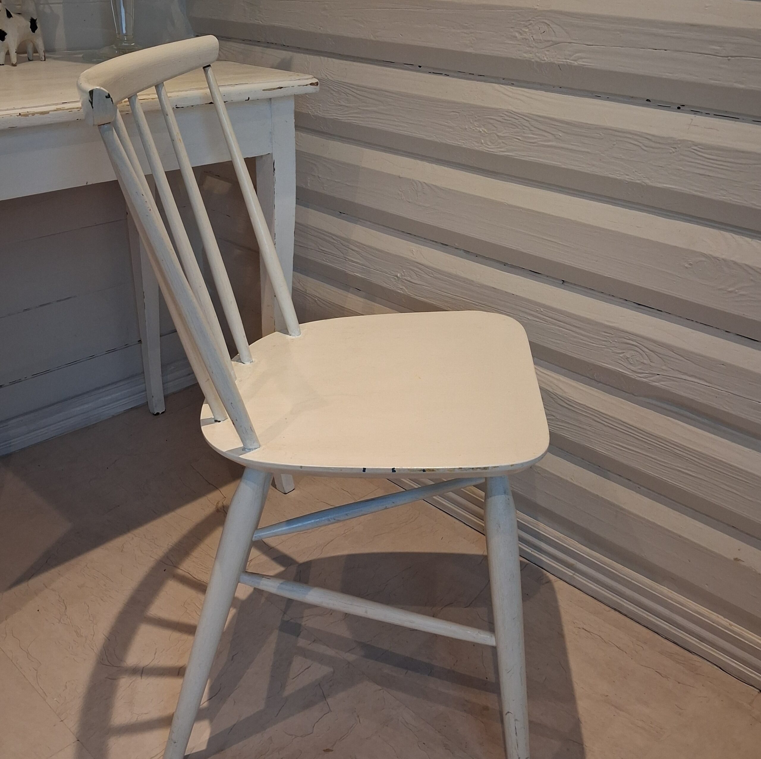 Flot hvidmalet tremmestol