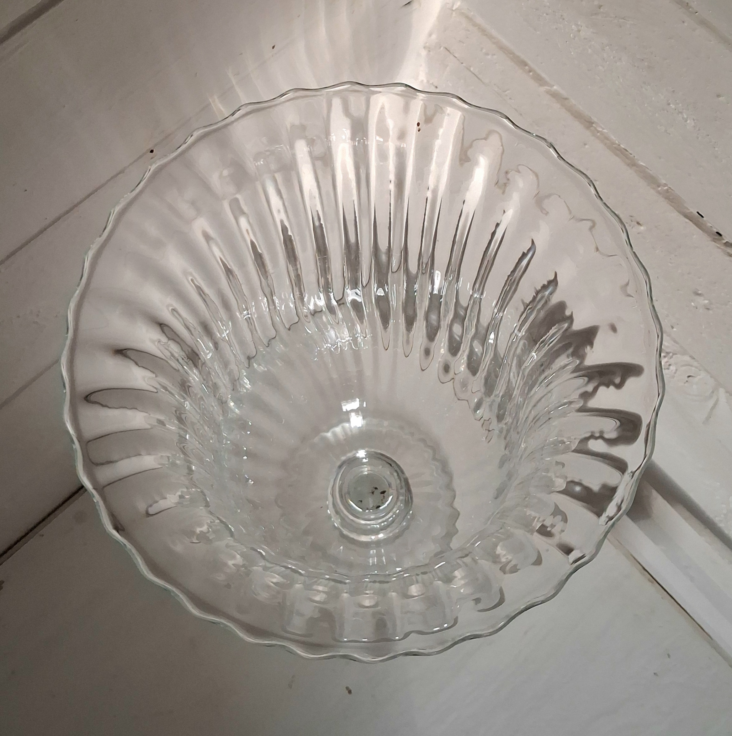 Smuk glasvase på høj stilk