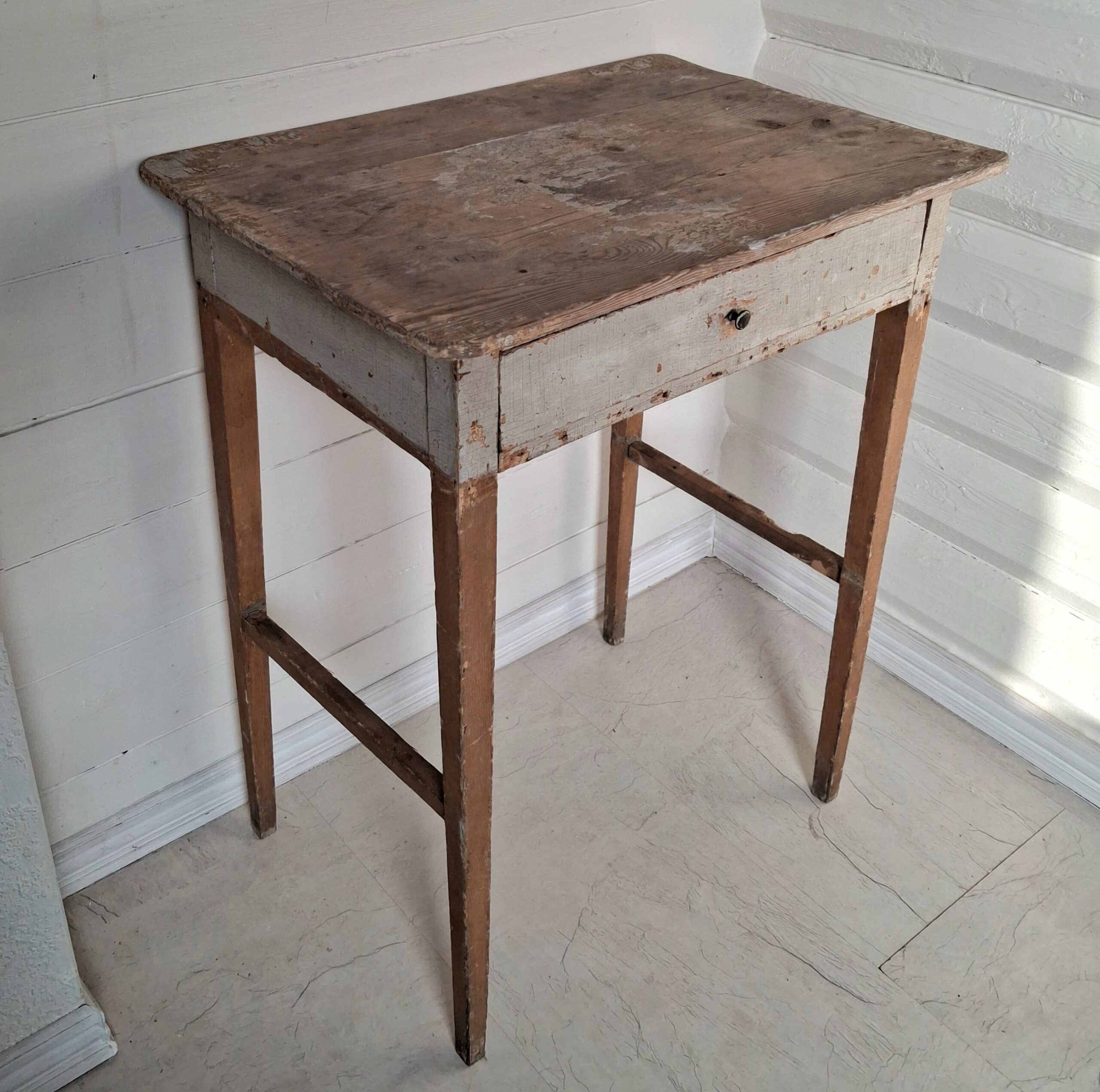 Lille antikt svensk bord