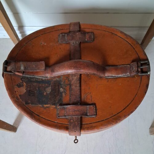 Flot gammel hatte æske i kraftigt læder