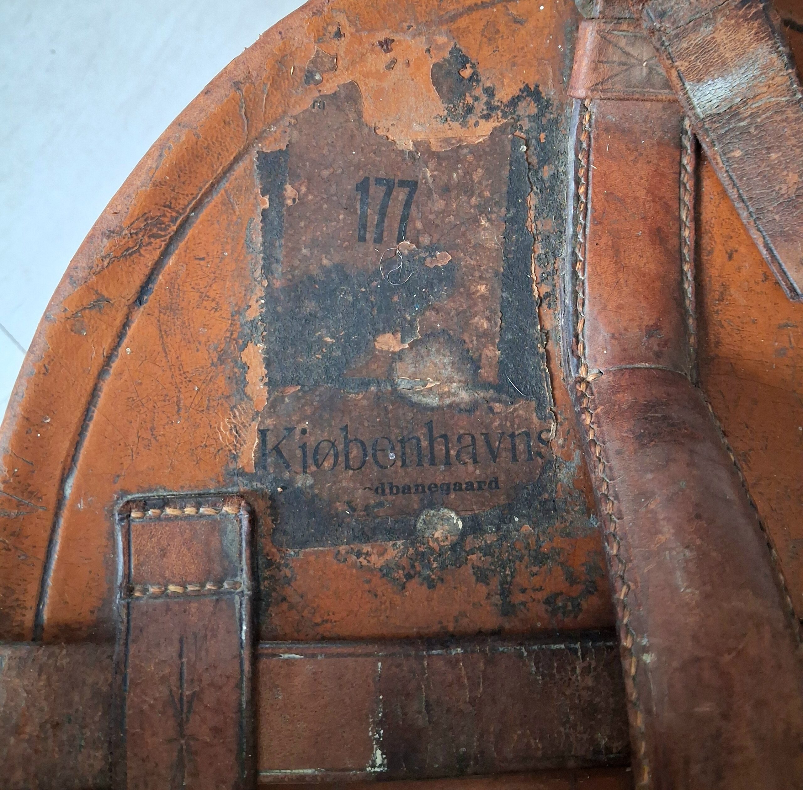 Flot gammel hatteæske