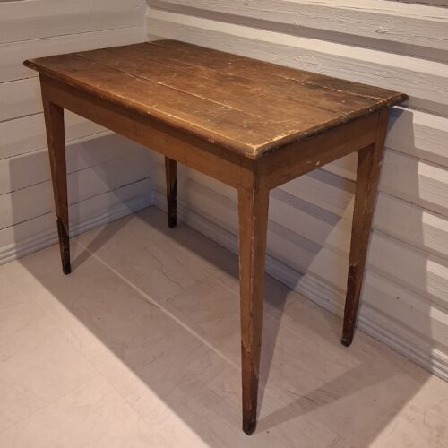 Flot antikt svensk bord på spidse ben