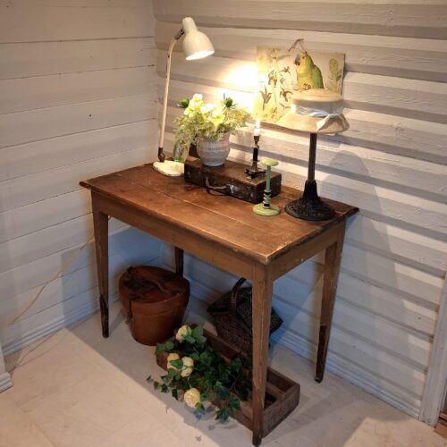 Flot antikt svensk bord på spidse ben