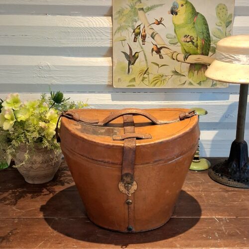 Flot gammel hatte æske i kraftigt læder