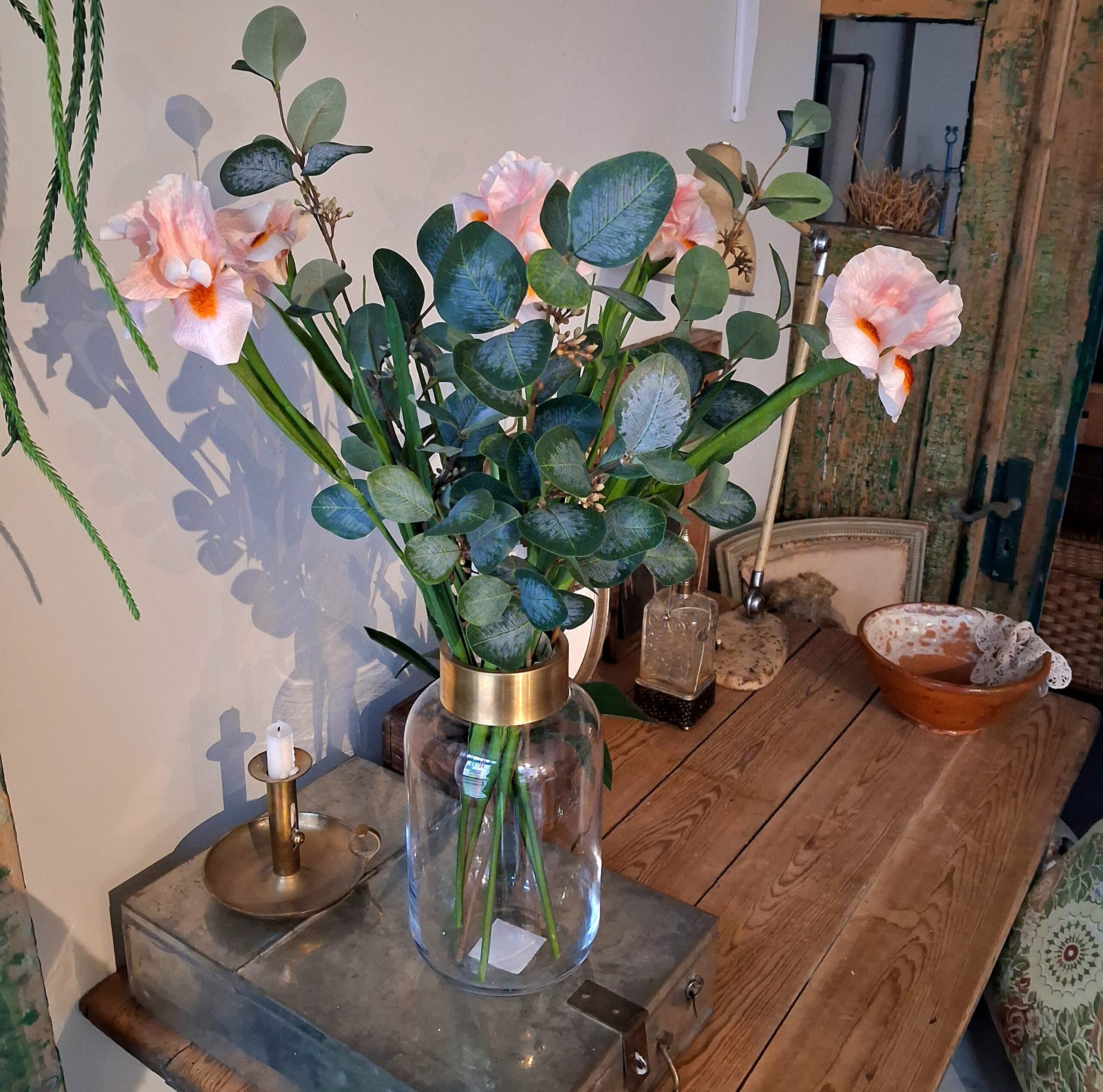 Smukke rosa Iris sammen med Eucalyptus med små bær