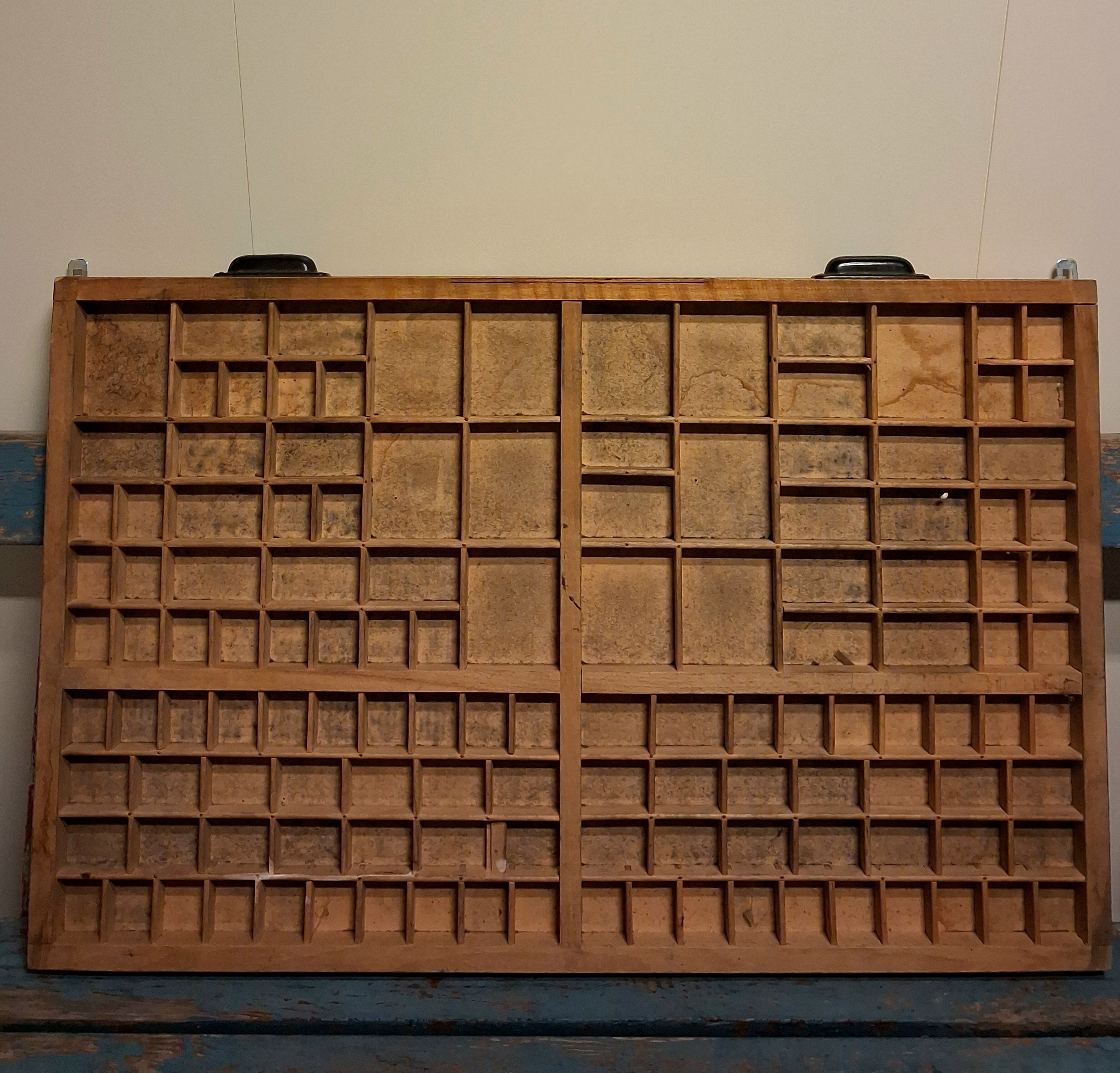 Fin gammel sættekasse