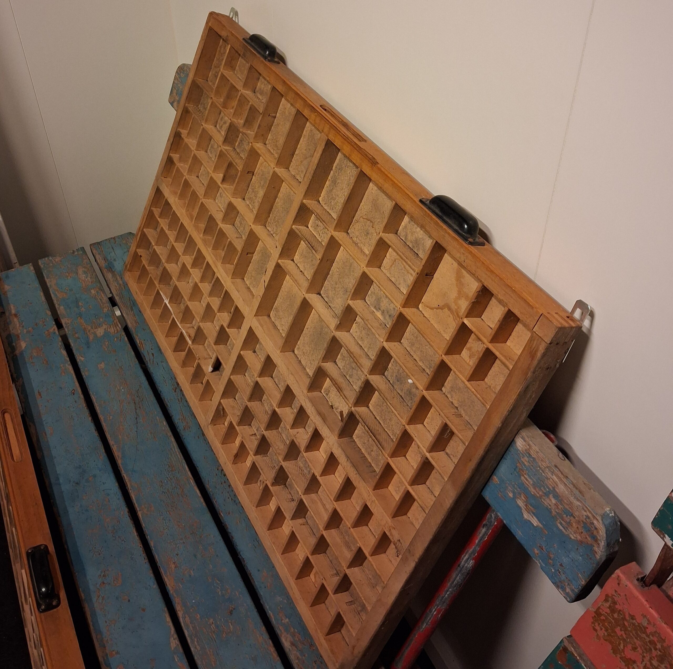 Flot gammel sættekasse med fin patina