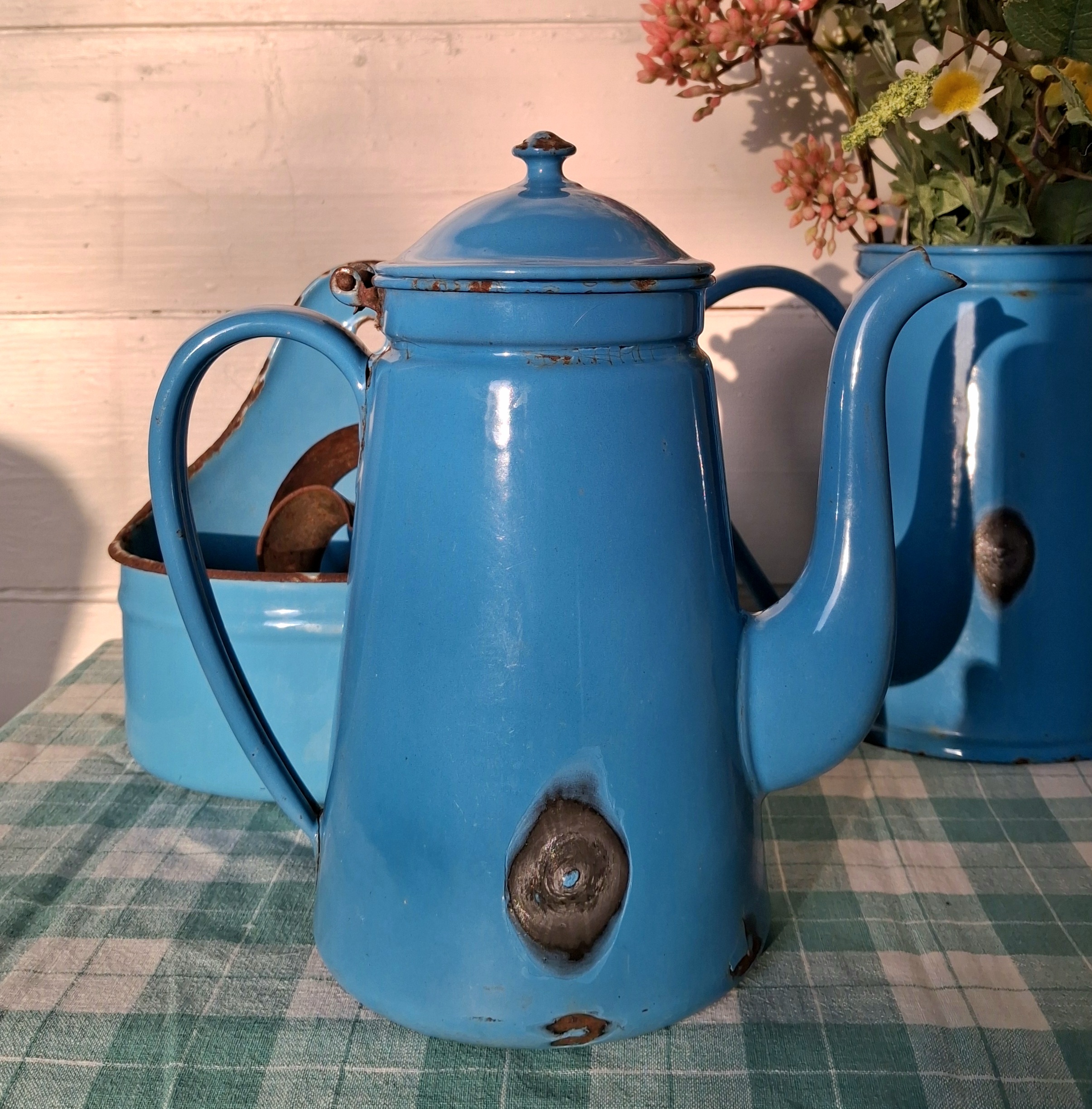 Flot blå emalje kaffekande med låg