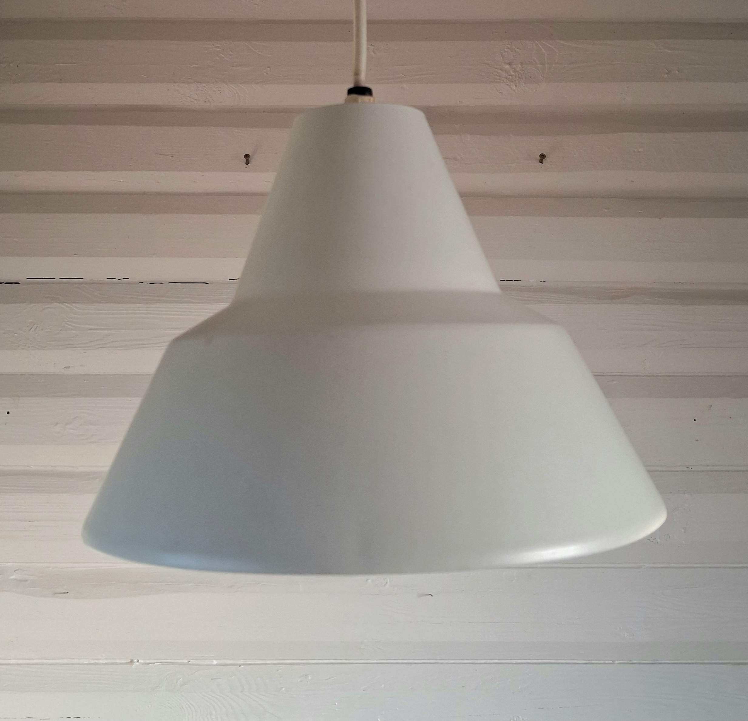 Sød loftlampe i hvidt metal