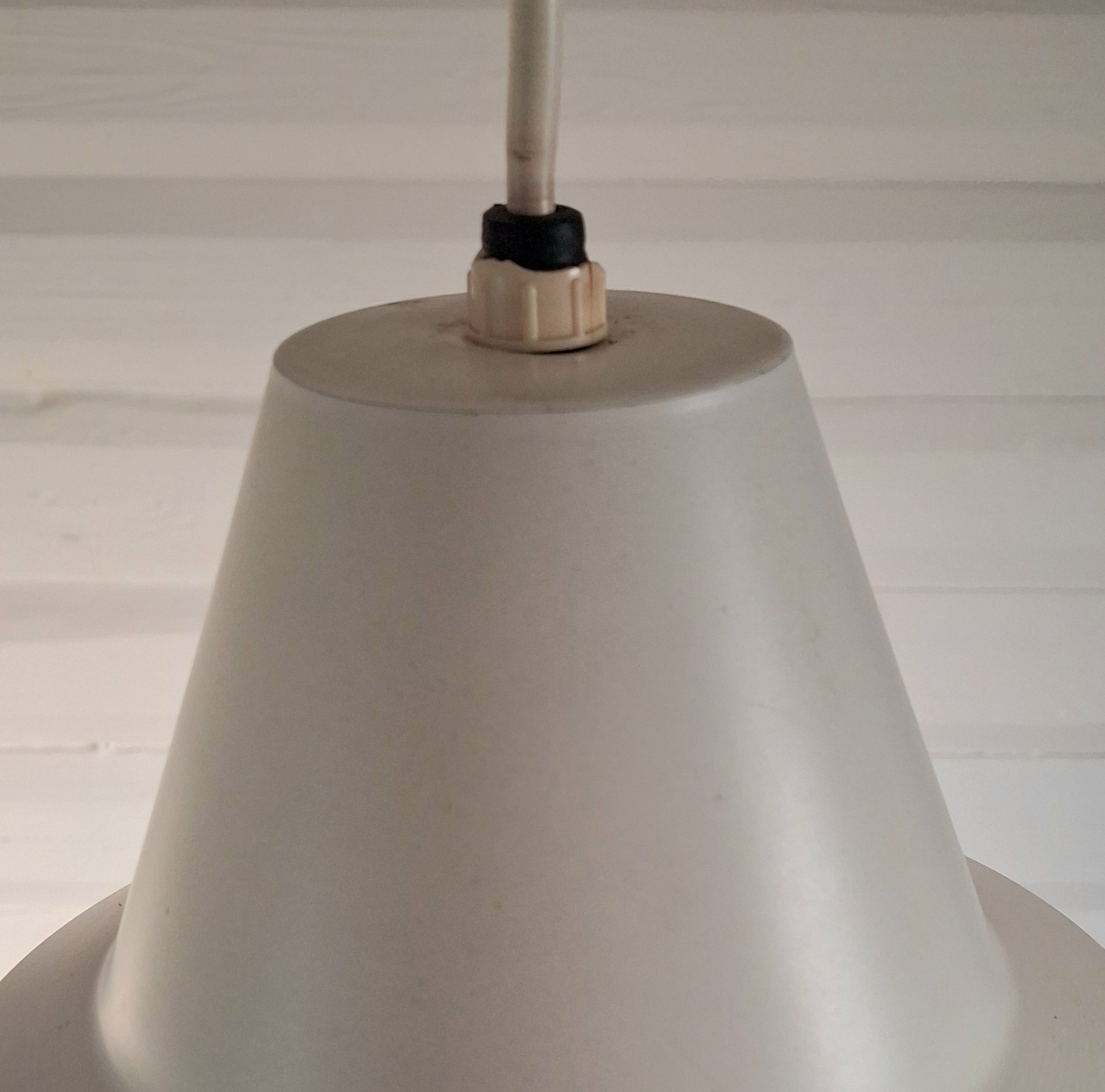 Sød loftlampe i hvidt metal