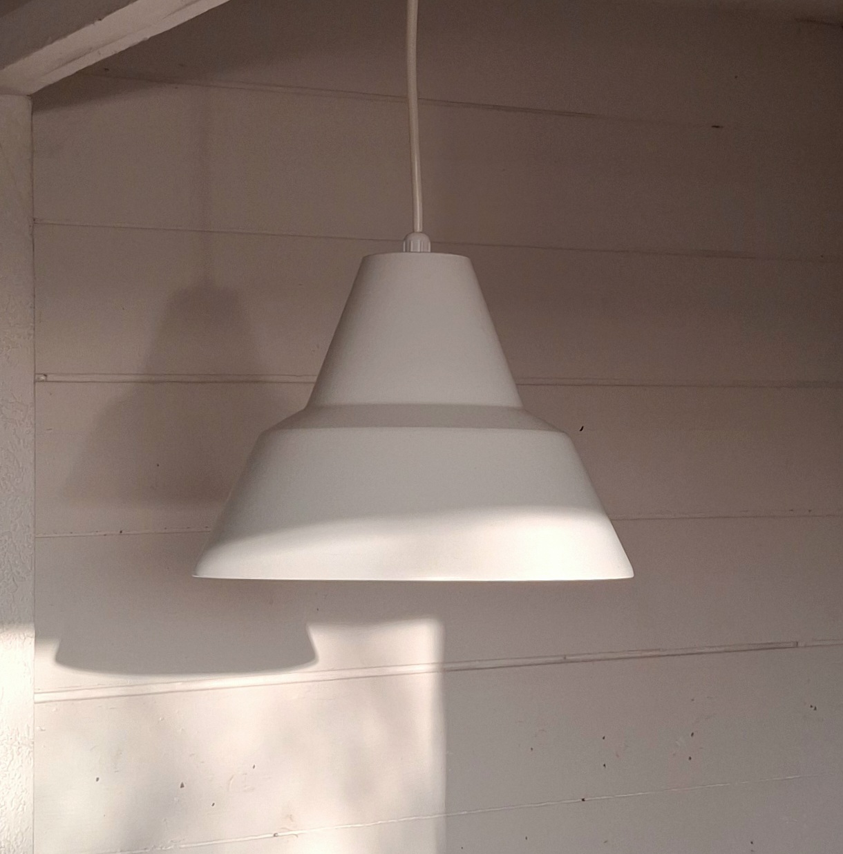 Sød loftlampe i hvidt metal - i fin stand