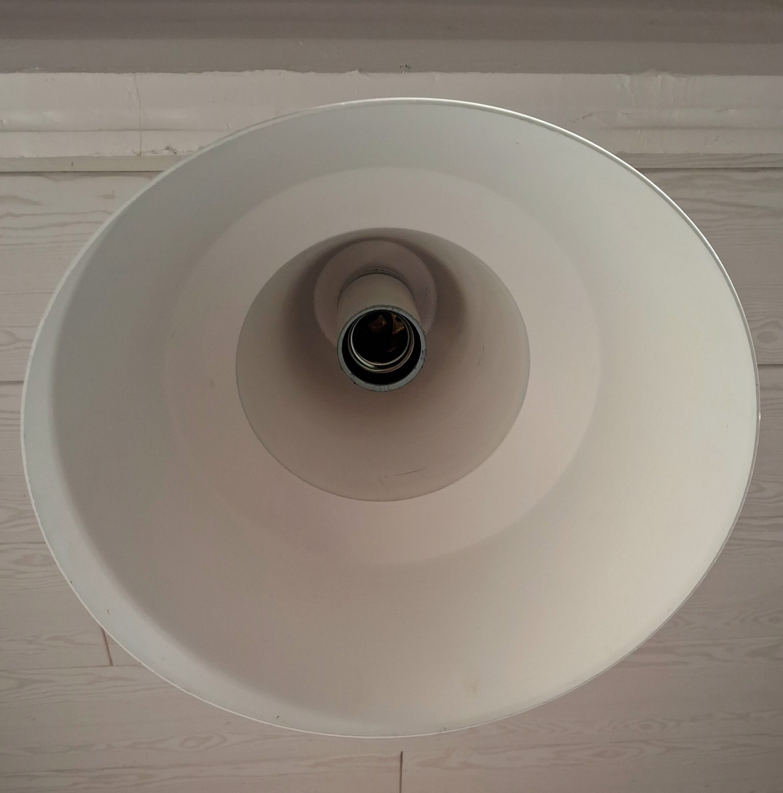 Sød loftlampe i hvidt metal