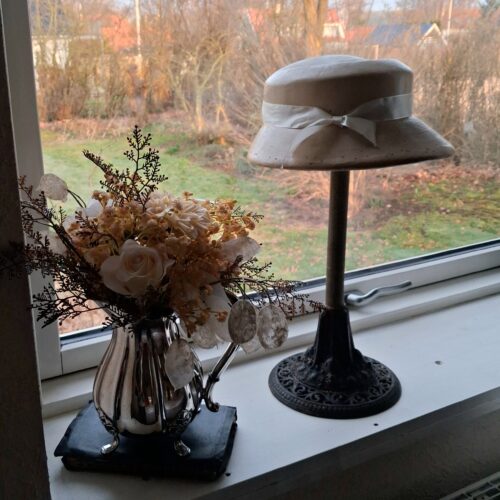 Flot gammel hatte blok på støbejerns fod