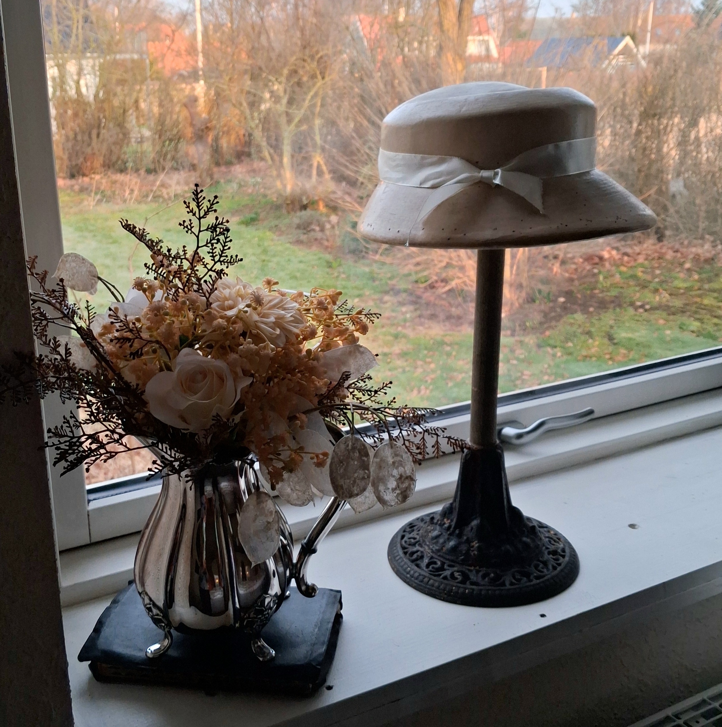 Flot gammel hatteblok på støbejerns fod