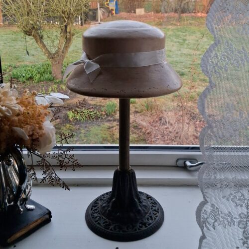 Flot gammel hatte blok på støbejerns fod